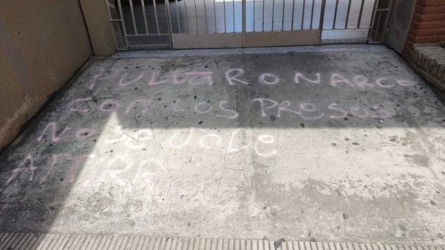 Dos nuevas amenazas al gobernador con pintadas en instituciones públicas de barrio Belgrano