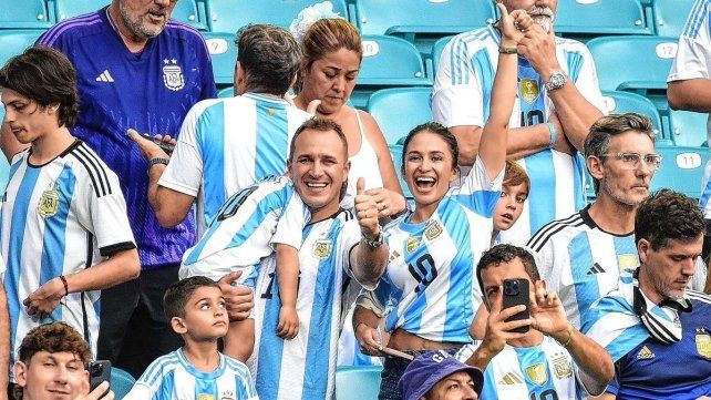 Mariano Werner junto a su esposa Micaela en el estadio.