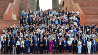 Los candidatos santafesinos de La Libertad Avanza (LLA) posaron todos juntos en las escalinatas del Parque de España.
