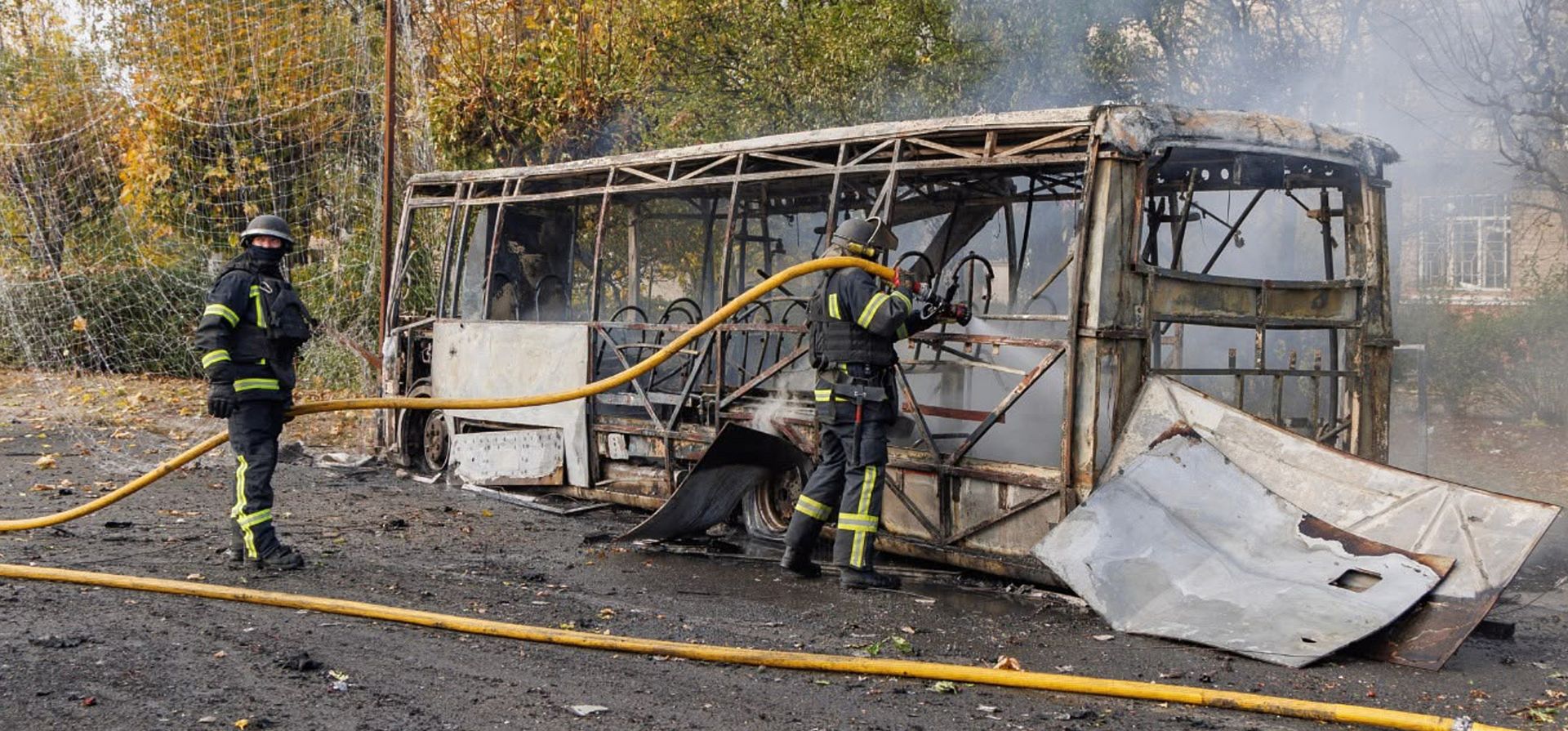 Bomberos extinguen un autobús en llamas tras un ataque ruso en Kramatorsk, Ucrania, el jueves 8 de octubre de 2026. (Servicio de Emergencias de Ucrania vía AP) Bomberos extinguen un autobús en llamas tras un ataque ruso en Kramatorsk, Ucrania, el jueves 8 de octubre de 2026. (Servicio de Emergencias de Ucrania vía AP)