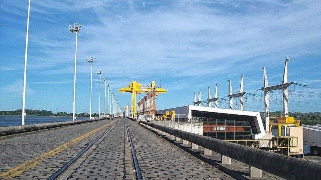 Desde el vecino país aseguran que todos los días cruzar a través de la represa de Salto Grande entre 30 y 40 trabajadores.