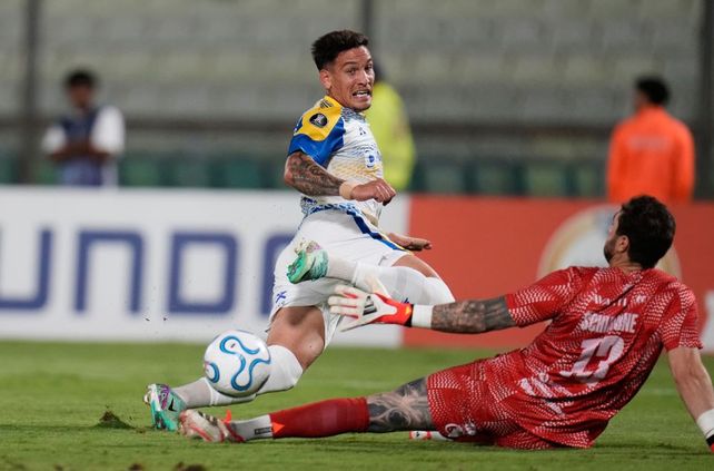 Enzo Copetti marca el tercero de Central en Venezuela. Fue el gol que le bajó la persiana al partido.