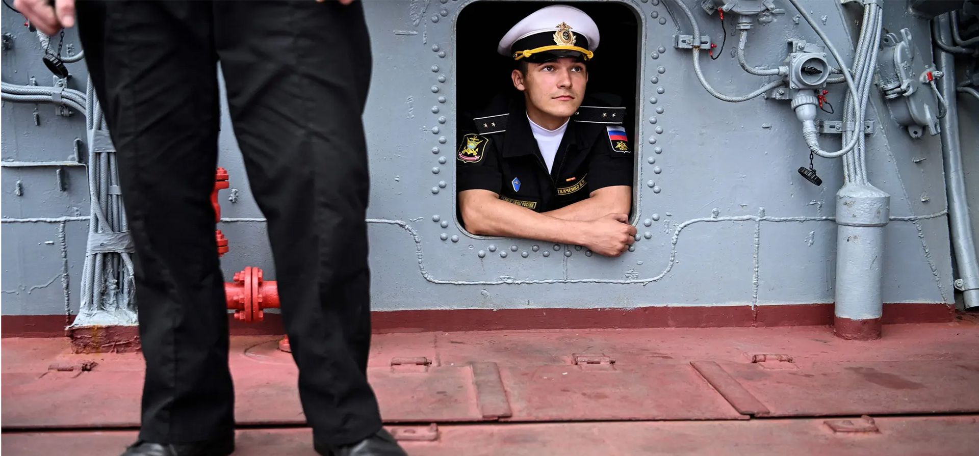 Marineros del destructor antisubmarino Marshal Shaposhnikov participan en los ejercicios militares Vostok-2022 frente a Vladivostok. Los ejercicios, en los que participan varios países amigos del Kremlin, incluida China, se llevarán a cabo del 1 al 7 de septiembre. Fotografía: Kirill Kudryavtsev/AFP/Getty Images