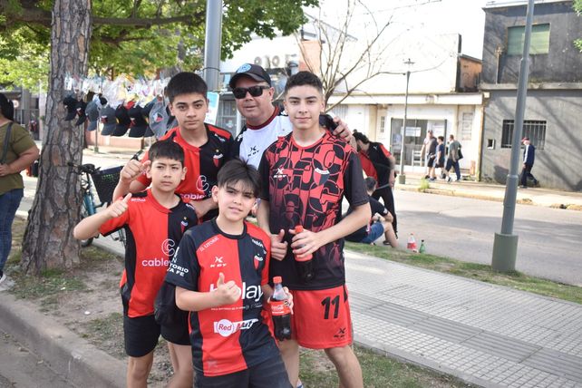 Todo el color y pasión de los hinchas de Colón para el partido ante Defensores de Belgrano