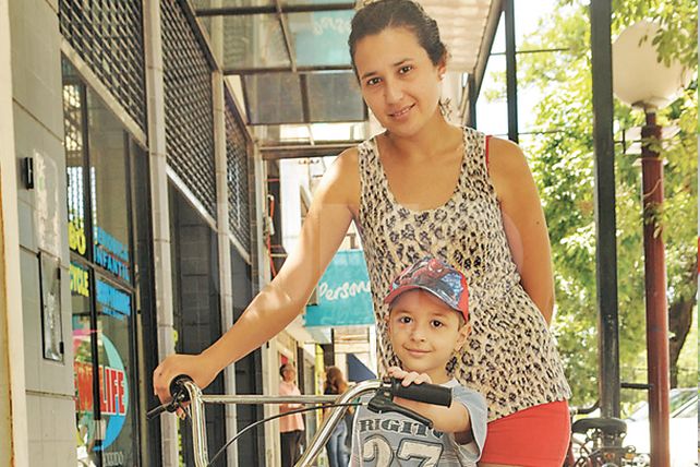 De compras y en familia  por la avenida 7 de Marzo