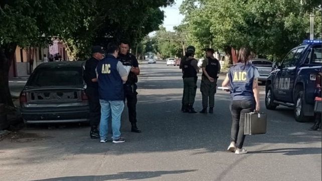 Ayacucho al 3900. Miércoles por la tarde. Tres pibes fueron baleados por un atacante solitario. Erik Díaz murió en el hospital Provincial.