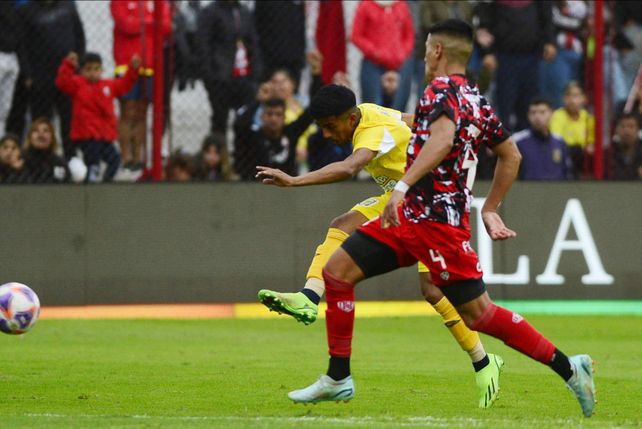 El Pupi Ferreyra dispara y contendrá el arquero de Barracas Central. Fue prácticamente la única clara de Central en todo el partido.