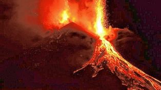 Una nueva erupción del volcán Etna: explosiones