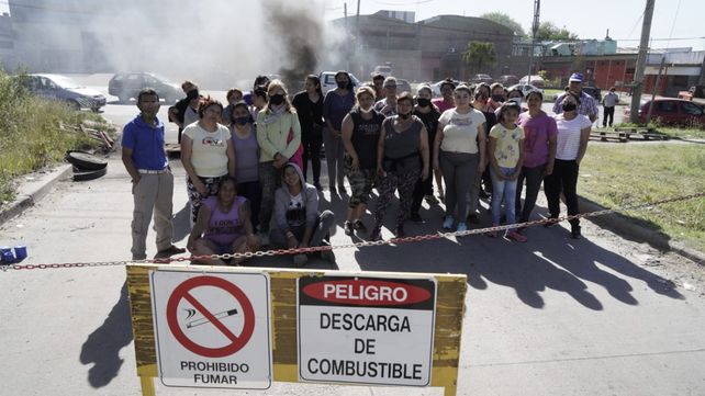 El piquete de vecinos frente al ingreso a la empresa El Cacique en barrio Puente Gallegos.&nbsp;