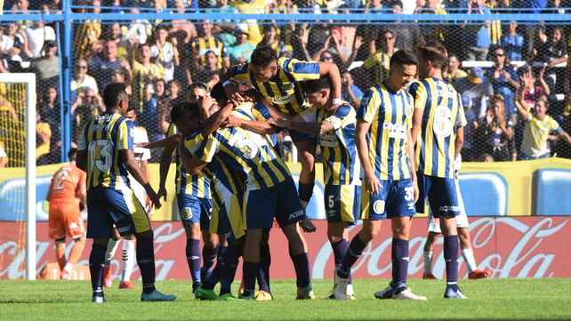 Los jugadores de Central celebran uno de los cuatro goles ante Platense