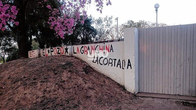 El Parque del Sur amaneció con pintadas alusivas a Colón en distintos sectores del espacio verde.&nbsp;