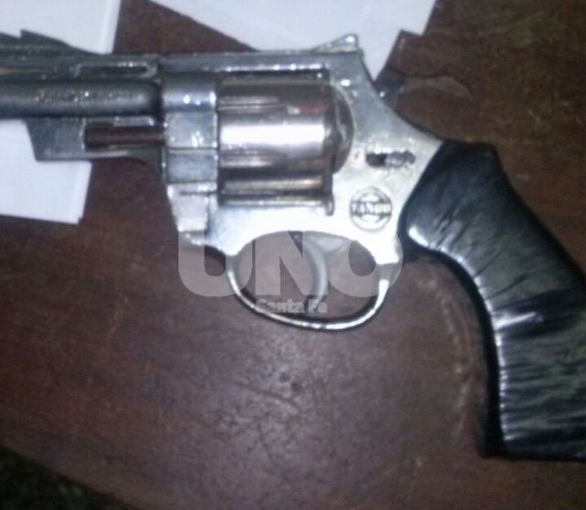 Paseaba por barrio Candioti con un arma cargada en la mochila