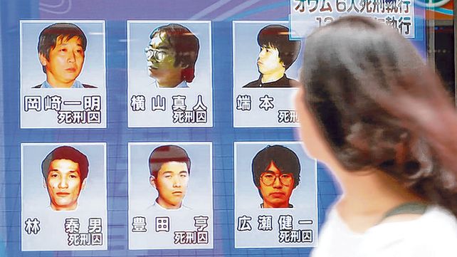 colgados. Un noticiero japonés muestra los rostros de los seis terroristas ejecutados ayer en Tokio.