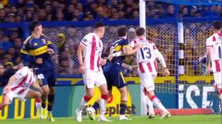 Se palpita el final de la jugada. El cabezazo de Di lollo va a la red, tras el gran centro de Leandro Paredes. Fue el empate de Boca ante Unión.