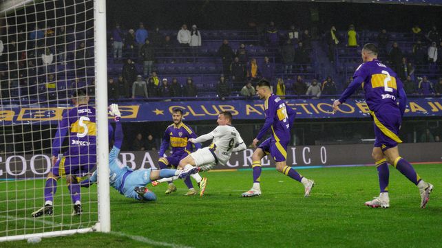 Marco Ruben tuvo el empate de Central en el final del partido, pero el arquero Brey lo impidió.