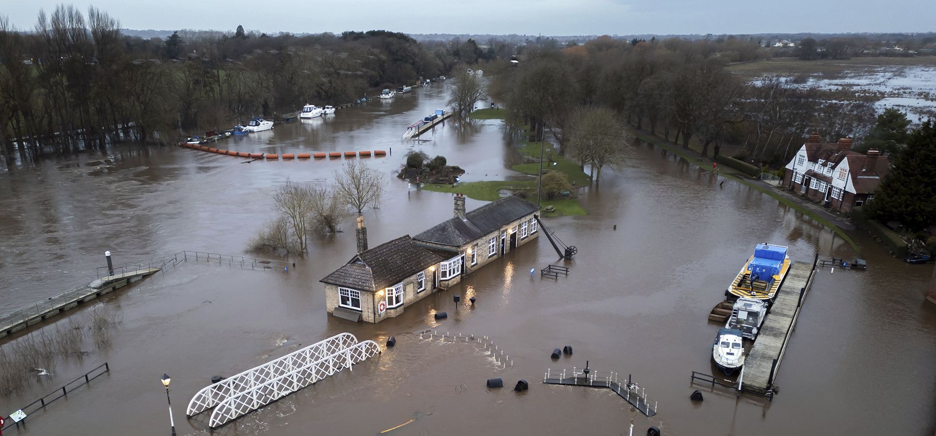 Inundaciones en Naburn Lock en las afueras de York York, Gran Bretaña, el martes 23 de enero de 2024. La tormenta Jocelyn azotará el Reino Unido con más viento y lluvia después de que la tormenta Isha dejara dos muertos y uno gravemente herido. (Danny Lawson/PA vía AP) Inundaciones en Naburn Lock en las afueras de York York, Gran Bretaña, el martes 23 de enero de 2024. La tormenta Jocelyn azotará el Reino Unido con más viento y lluvia después de que la tormenta Isha dejara dos muertos y uno gravemente herido. (Danny Lawson/PA vía AP)