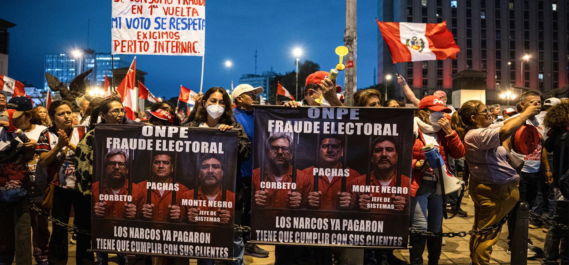 Lima, Perú. Simpatizantes del candidato presidencial Rafael López Aliaga portan pancartas y ondean banderas durante una protesta contra los resultados oficiales publicados por el Consejo Nacional Electoral frente al Palacio de Justicia. López Aliaga quedó en tercer lugar. Fotografía: John Reyes/EPA Lima, Perú. Simpatizantes del candidato presidencial Rafael López Aliaga portan pancartas y ondean banderas durante una protesta contra los resultados oficiales publicados por el Consejo Nacional Electoral frente al Palacio de Justicia. López Aliaga quedó en tercer lugar. Fotografía: John Reyes/EPA