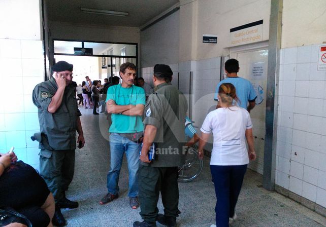 Los compañeros del Gendarme herido que se recupera en el Cullen cunado fue trasladado en la jornada del jueves.