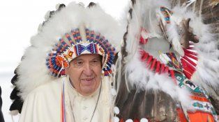 El Papa se mostró con un tocado indígena y generó apoyos y también críticas