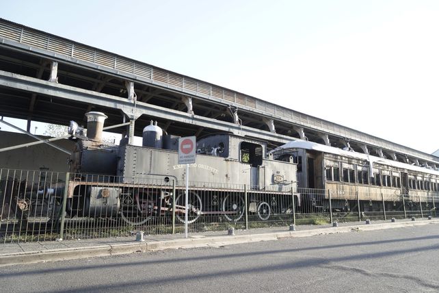 La locomotora y sus vagones hoy lucen abandonados dentro del estacionamiento del shopping Alto Rosario.