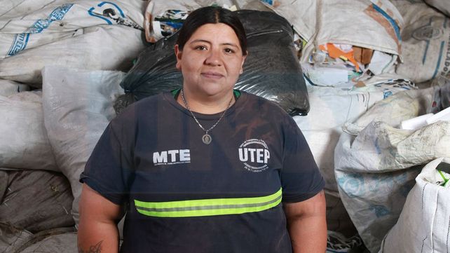 Recicladores ganan el pan y el respeto caminando la ciudad