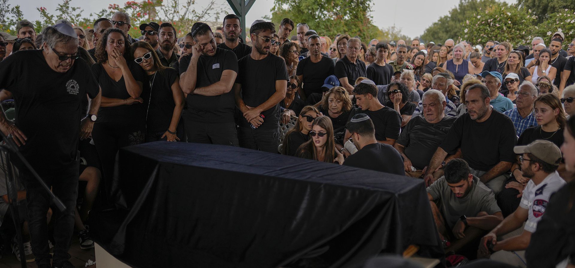 Funeral en Gan Haim, en el centro de Israel, el miércoles 11 de octubre de 2023. Al menos 260 israelíes más fueron asesinados por militantes de Hamas el sábado en una fiesta cerca del kibutz Re