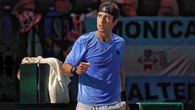 Tomás Etcheverry venció a Daniel Evans y sumó el primer punto ante Gran Bretaña.
