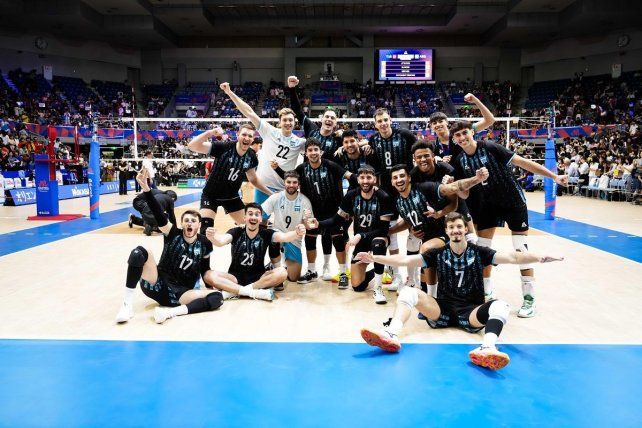 Luciano Vicentín (dorsal 17) junto a todos los jugadores de la Selección Argentina.