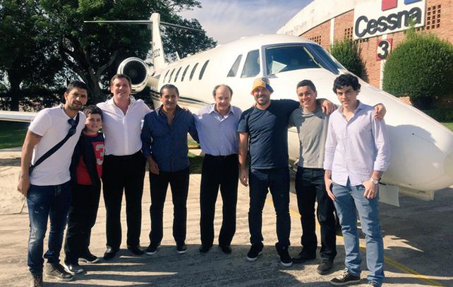 Ramón Díaz junto a su hijo Emiliano y varios colaboradores antes de embarcar rumbo a buenos Aires.