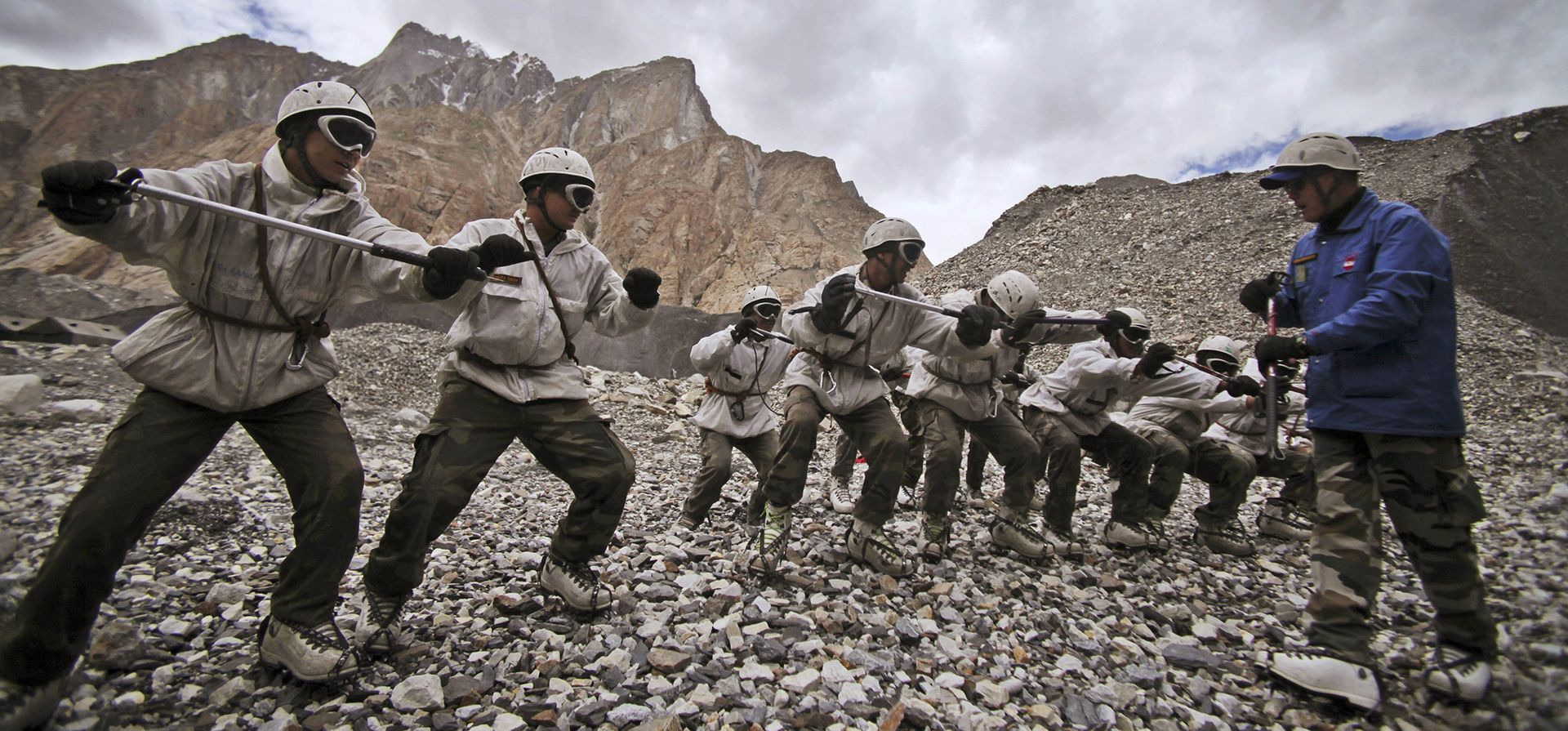 ARCHIVO- Soldados del ejército indio participan en una sesión de entrenamiento en el campamento base de Siachen, en la Cachemira india en la frontera con Pakistán, el 19 de julio de 2011. Los restos de un soldado del ejército indio fueron encontrados más de 38 años después de su desaparición en un glaciar, en el punto más alto a lo largo de la disputada frontera fuertemente militarizada entre India y Pakistán.