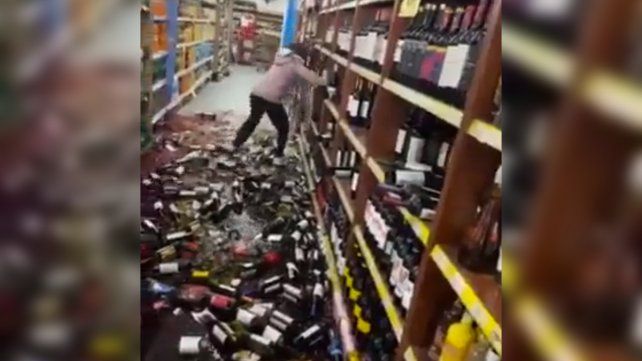 La despidieron de un súper en Rafaela y se vengó rompiendo los vinos