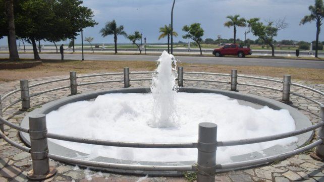 Dos fuentes de la Costanera amanecieron con espuma