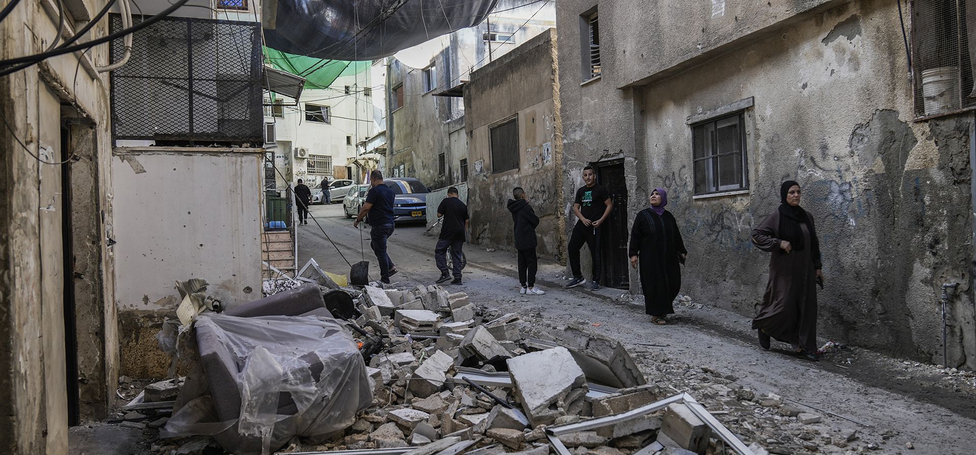 Palestinos pasan por un área dañada después de una incursión militar israelí en el campo de refugiados de Jenin, en Cisjordania, el viernes 10 de noviembre de 2023. (Foto AP/Majdi Mohammed) Palestinos pasan por un área dañada después de una incursión militar israelí en el campo de refugiados de Jenin, en Cisjordania, el viernes 10 de noviembre de 2023. (Foto AP/Majdi Mohammed)