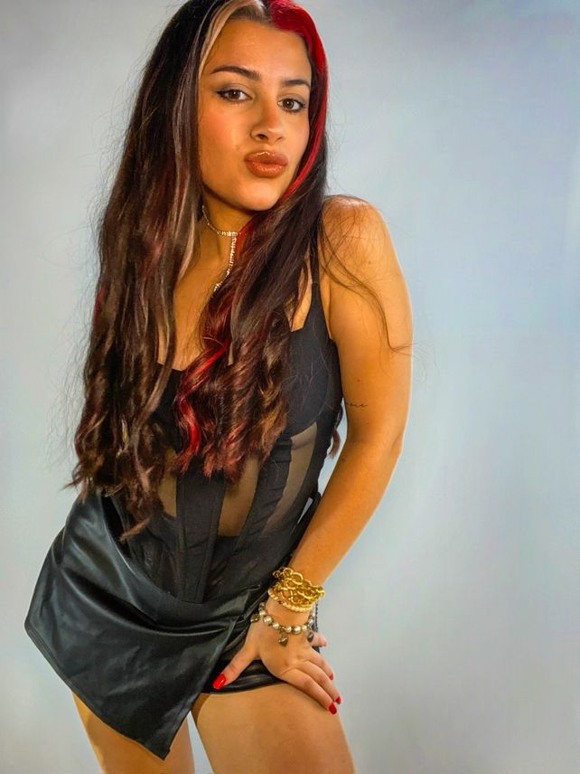 Mica Ruiz. La cantautora de pop rock rosarina Mica Ruiz. La cantautora de pop rock rosarina