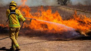 Córdoba: el desesperado llanto de un nene al ver el fuego cerca de su casa