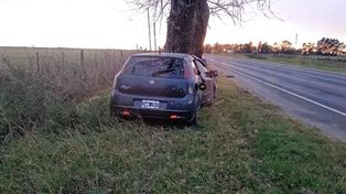 Los jóvenes futbolistas tuvieron un accidente al chocar contra un árbol