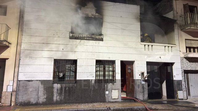 Incendio en residencia estudiantil de Paraná dejó importantes daños materiales