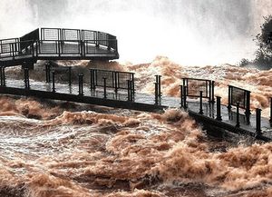 Río Iguazú: cierran el acceso a la Garganta del Diablo por crecidas extraordinarias