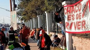 Hinchas de River acampan en Chaco para conseguir una entrada.