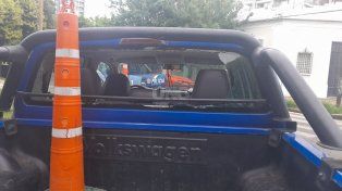 Los patrulleros sufrieron daños durante un operativo en barrio Barranquitas.