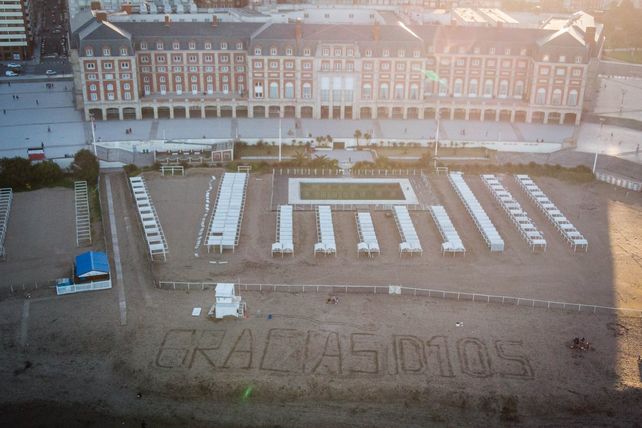 POSTAL AÉREA. Imagen de la rambla de Mar del Plata tomada con una dedicatoria a Maradona.