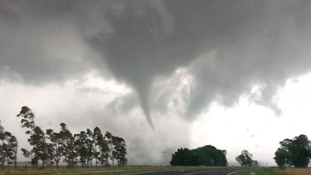 Dos trabajadores rurales mostraron cómo escaparon de un tornado