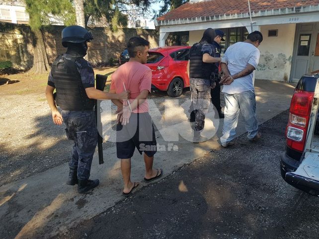 Cayeron dos violentos tiratiros con sendas pistolas cargadas