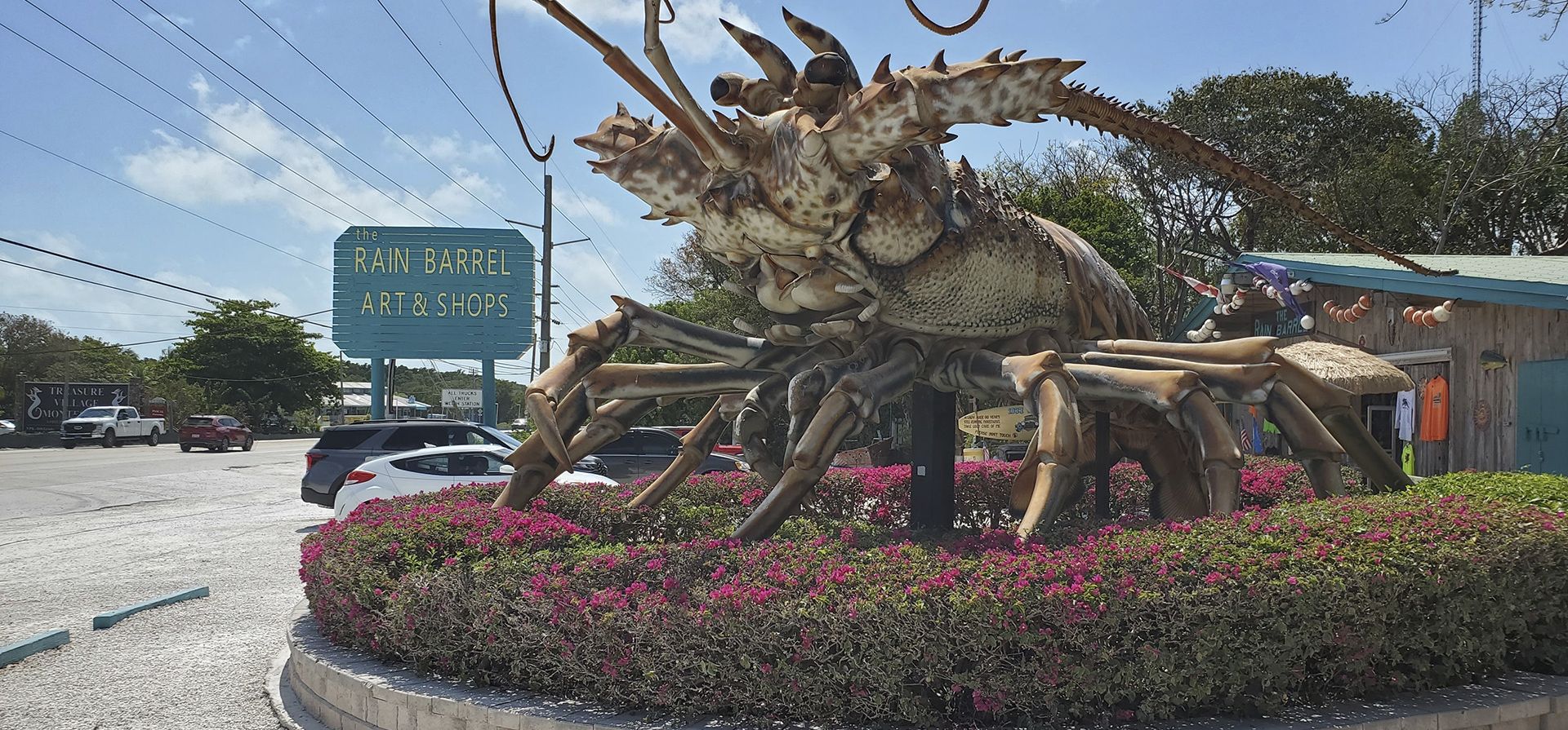Betsy la langosta da la bienvenida a los visitantes de Rain Barrel Village en Islamorada, Florida, el lunes 7 de abril de 2025. (Foto AP/David Fischer) Betsy la langosta da la bienvenida a los visitantes de Rain Barrel Village en Islamorada, Florida, el lunes 7 de abril de 2025. (Foto AP/David Fischer)
