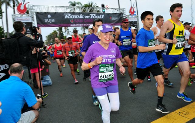estrella. Harriette Thompson en la largada de la maratón de San Diego.