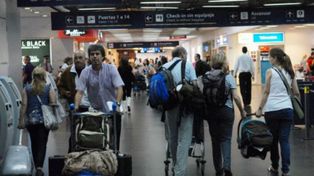 El paro de controladores causa demoras en Aeroparque