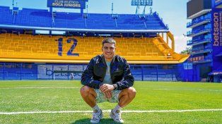 Carlos Alcaraz posa delante de la tribuna donde se posiciona La 12.