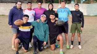 Los jugadores de Paraná Football Americano posan para la cámara de UNO en la cancha auxiliar de La U, donde llevan adelante sus entrenamientos.