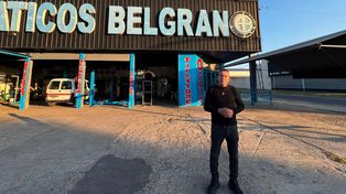 Diego es hincha de Belgrano y lleva con orgullo el escudo en el frente de su local en la zona oeste de Rosario
