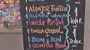 El kiosquero exhibió las ofertas de una manera muy particular. (Foto: captura de video)